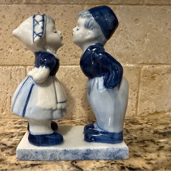 Delft Blue Kissing Couple figurine, a well-known symbol from the Netherlands - Picture 4 of 5